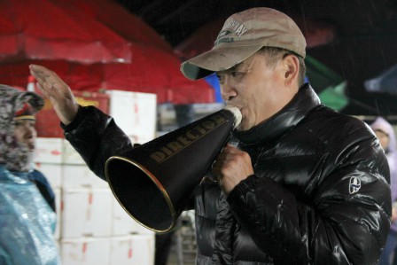 Muôn cảnh “oằn mình” mưu sinh trong đêm rét buốt